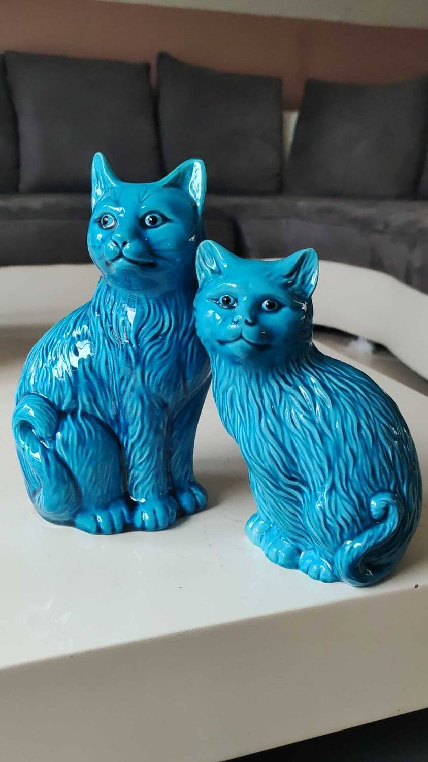 Pair of Chinese cats in turquoise blue enameled porcelain. Heights 20 & 17 cm