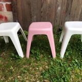 Série de 3 tabourets ancien en plastique blanc & rose vintage