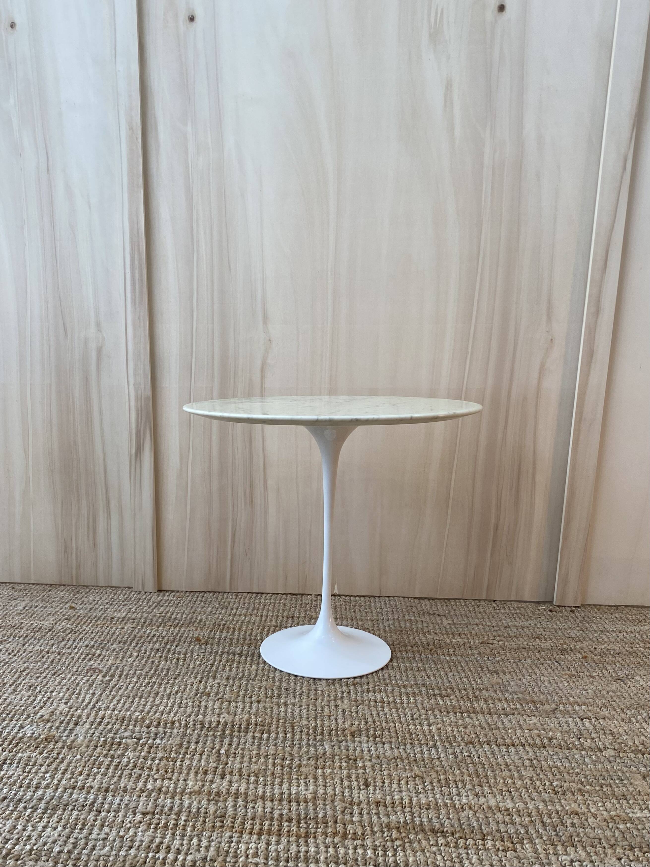 Calacatta Oval Side Table KNOLL