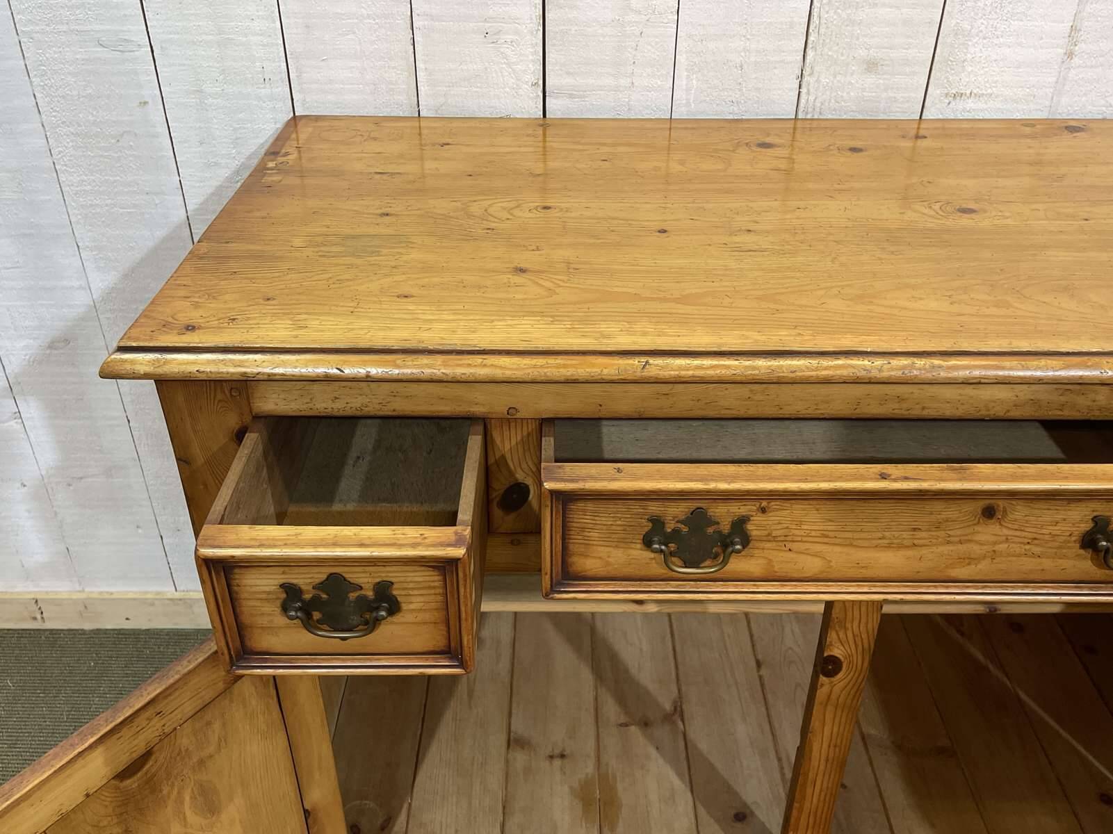 Buffet anglais en sapin des années 1950
