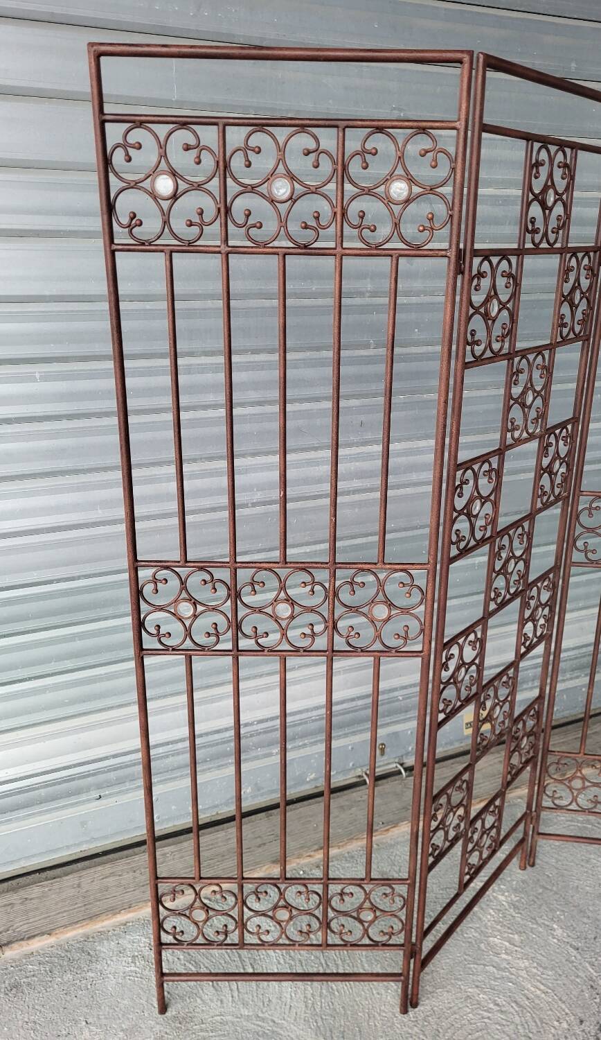Screen partition wall made of glass and wrought iron