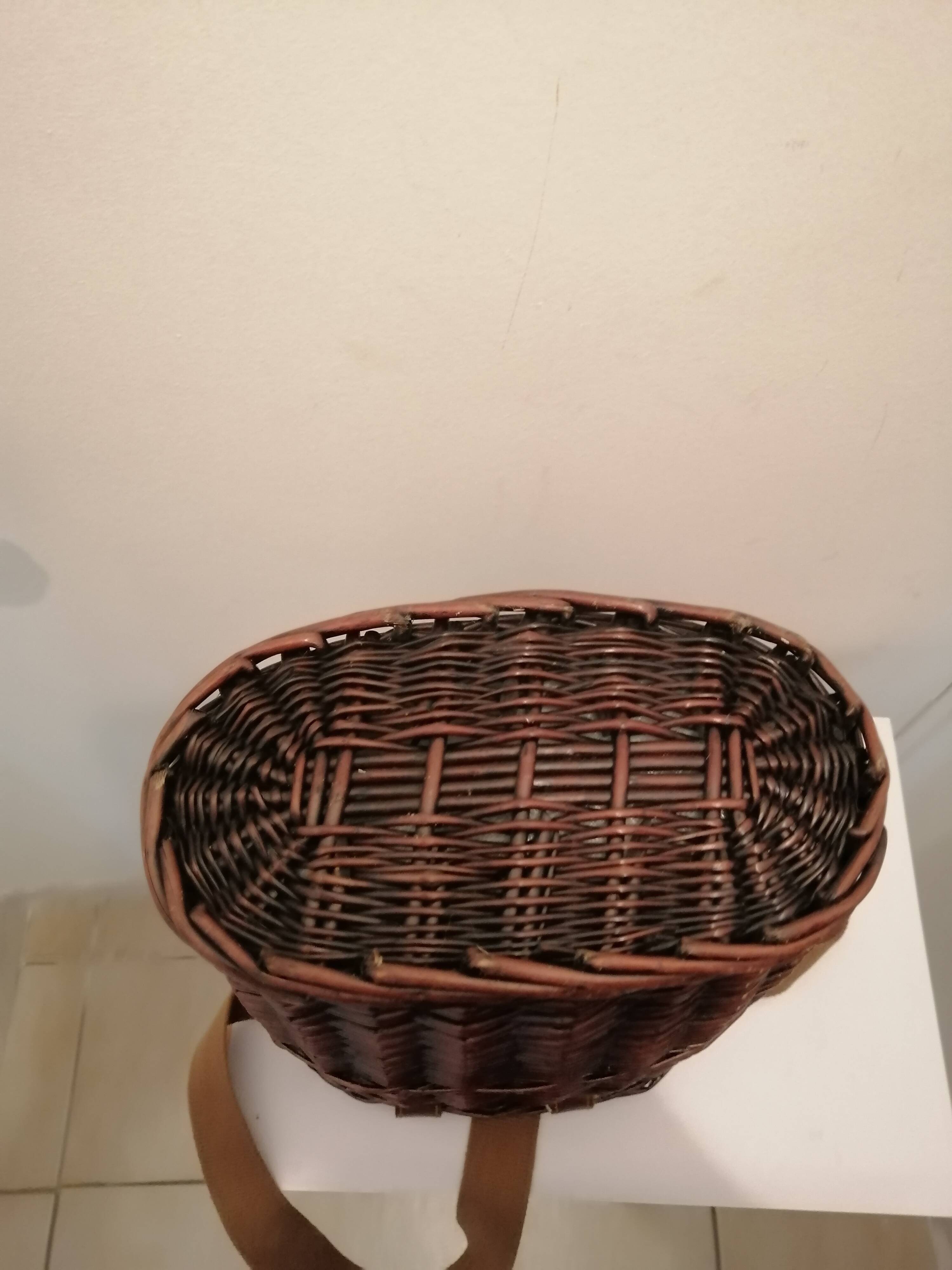 Wicker wine bottle holder basket