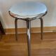 Tabouret à vis chromé d’atelier coiffeur