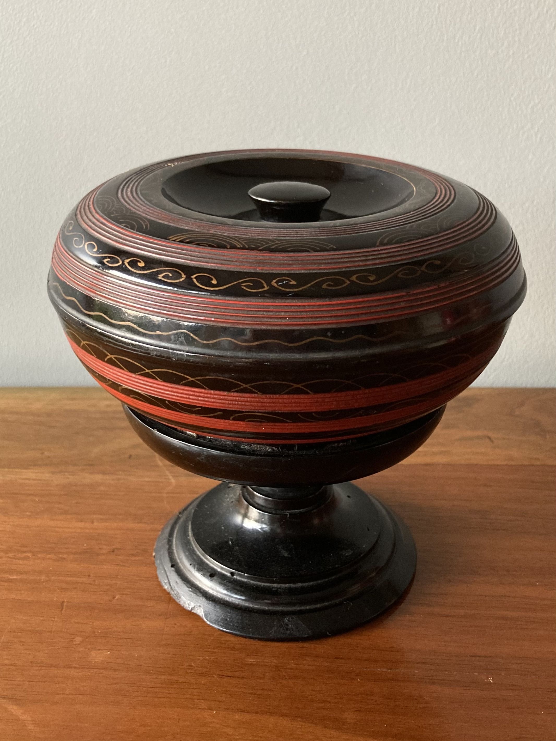 Round covered standing box in lacquered wood, Japanese work of the 1930s.