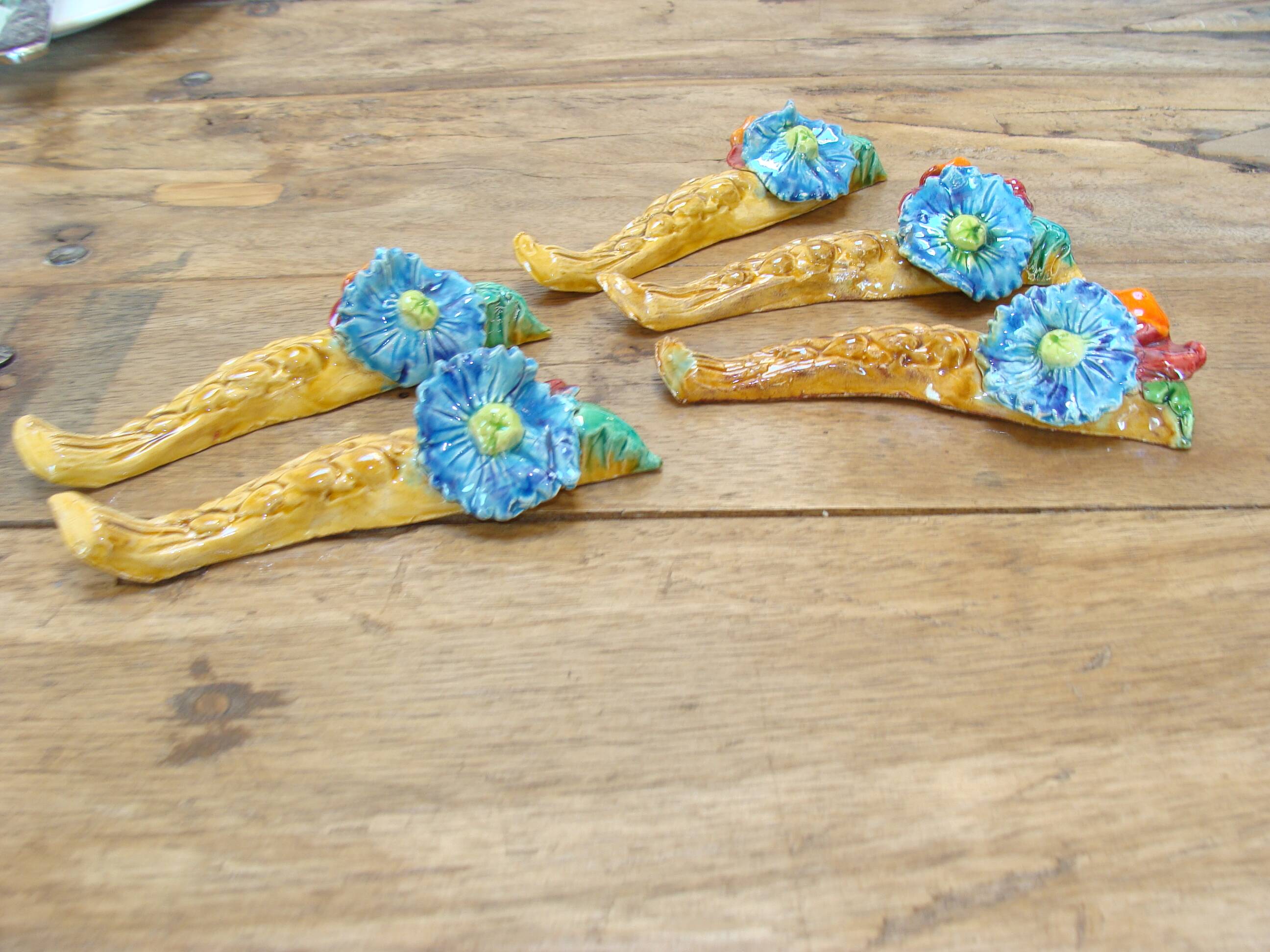 Vintage barbotine knife rest