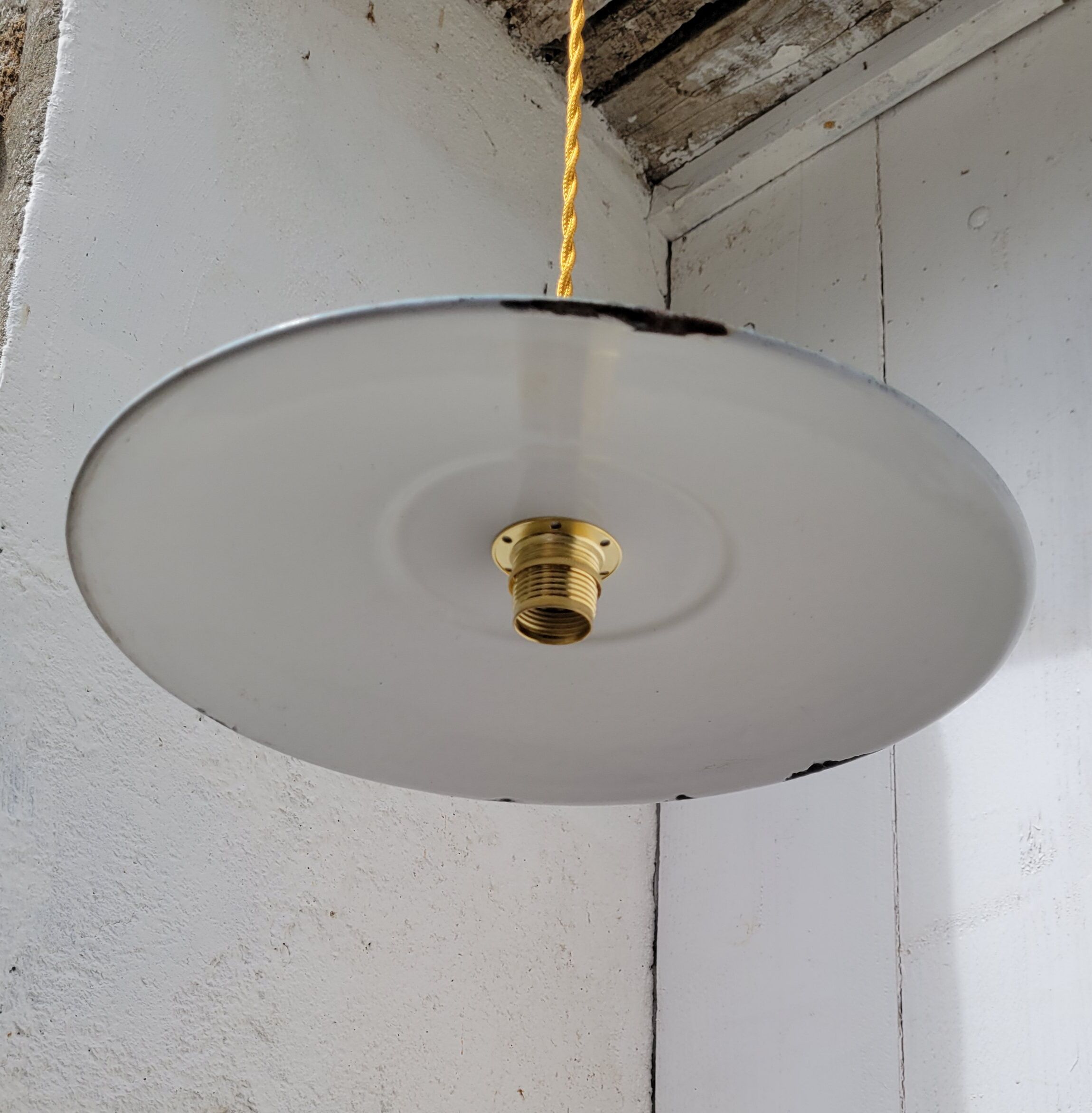 Enamelled sheet metal suspension