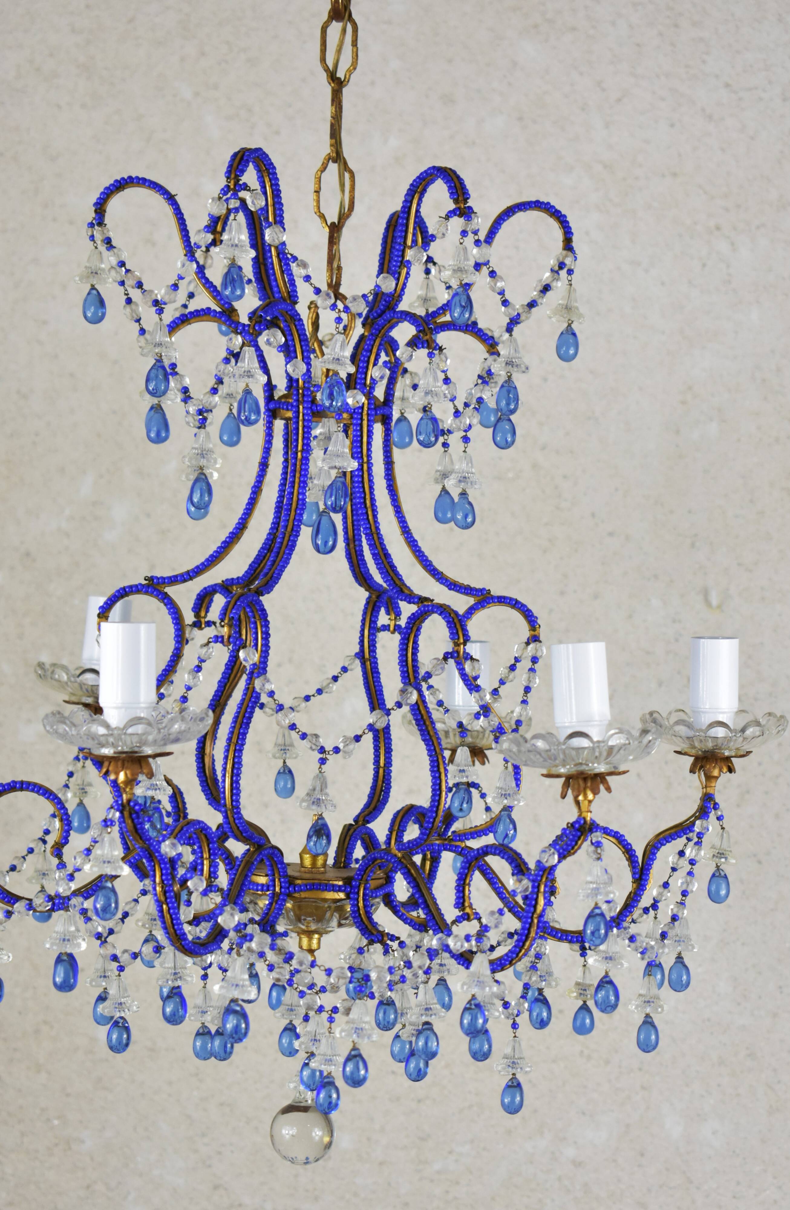 lustre bleu, fait de perles.