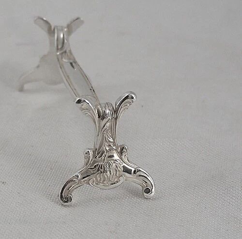 Christofle Chrysanthème, 4 silver-plated knife rests, excellent condition.