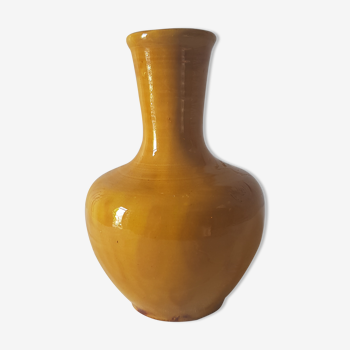 Vase en céramique ocre