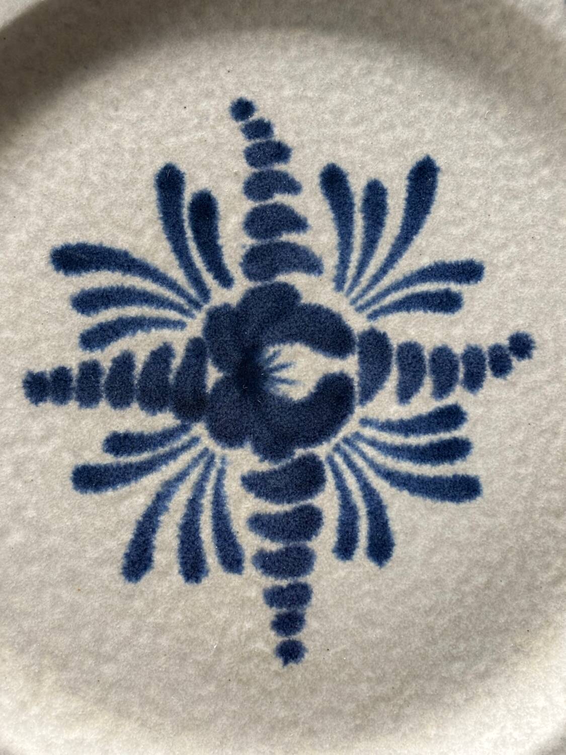 Assiettes en grès faïencerie de Pornic