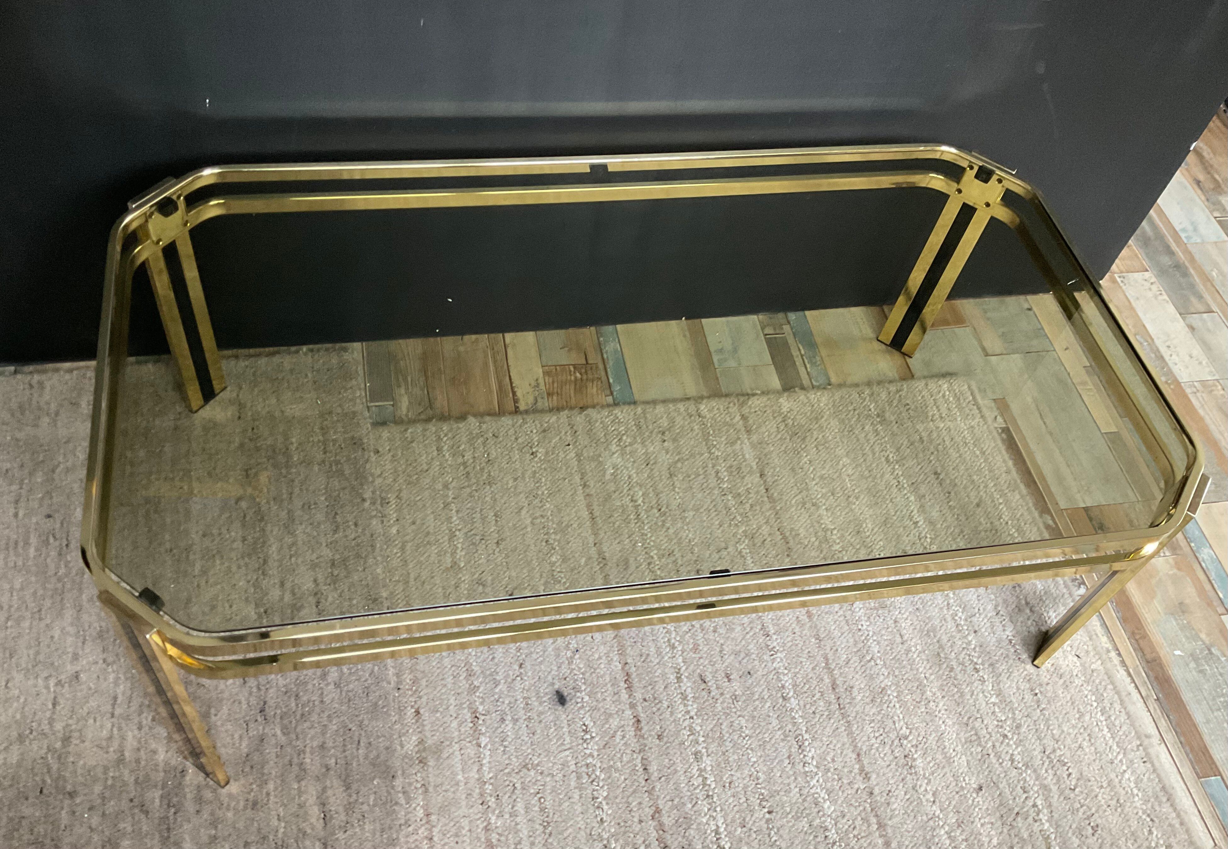 Table basse vintage années 70 en métal doré et verre fumé