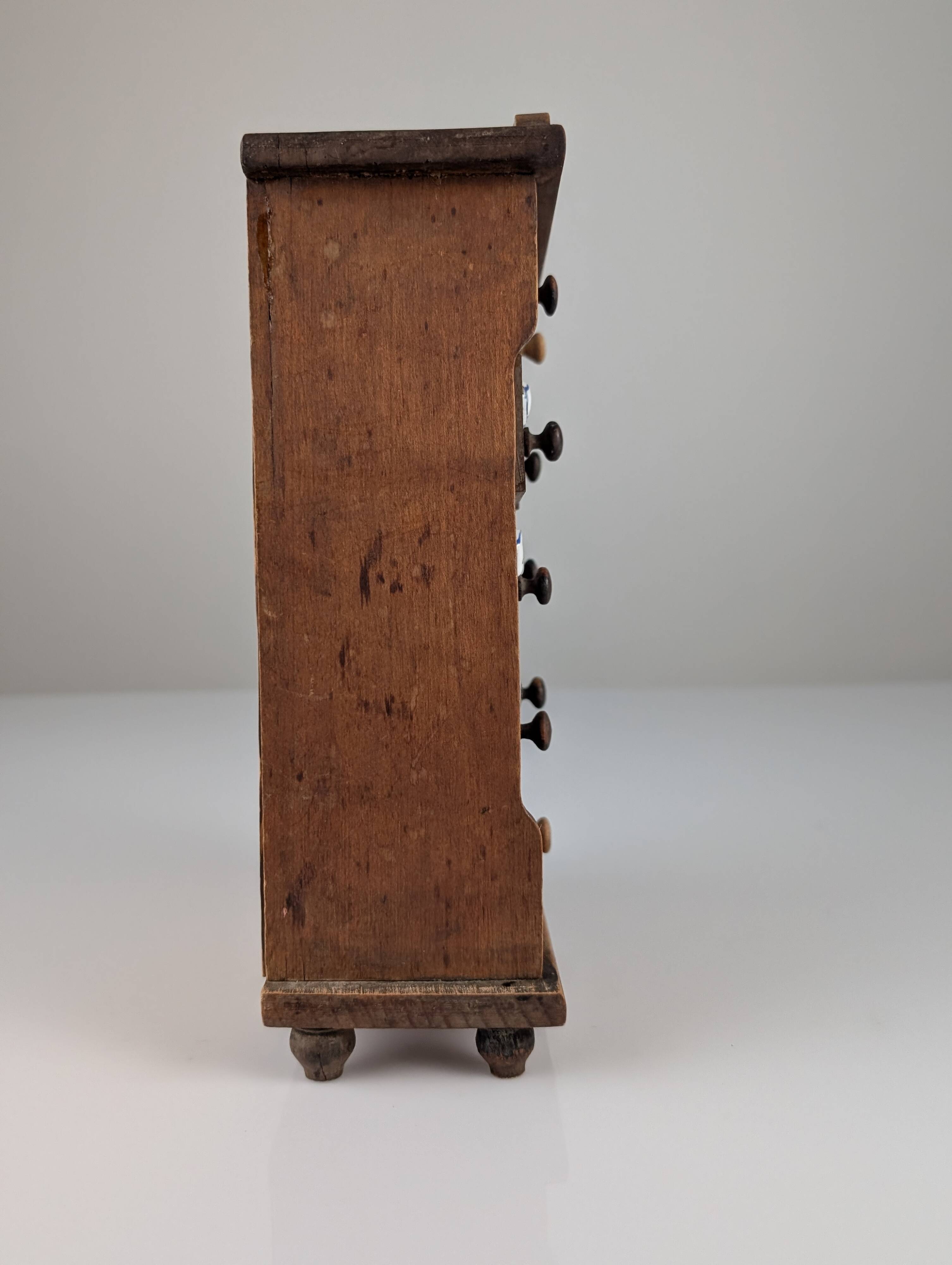 Cabinet à épices en bois rustique espagnol avec étiquettes en céramique, années 1930