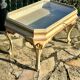 Table basse, vitrine d’exposition en bois peint polychrome