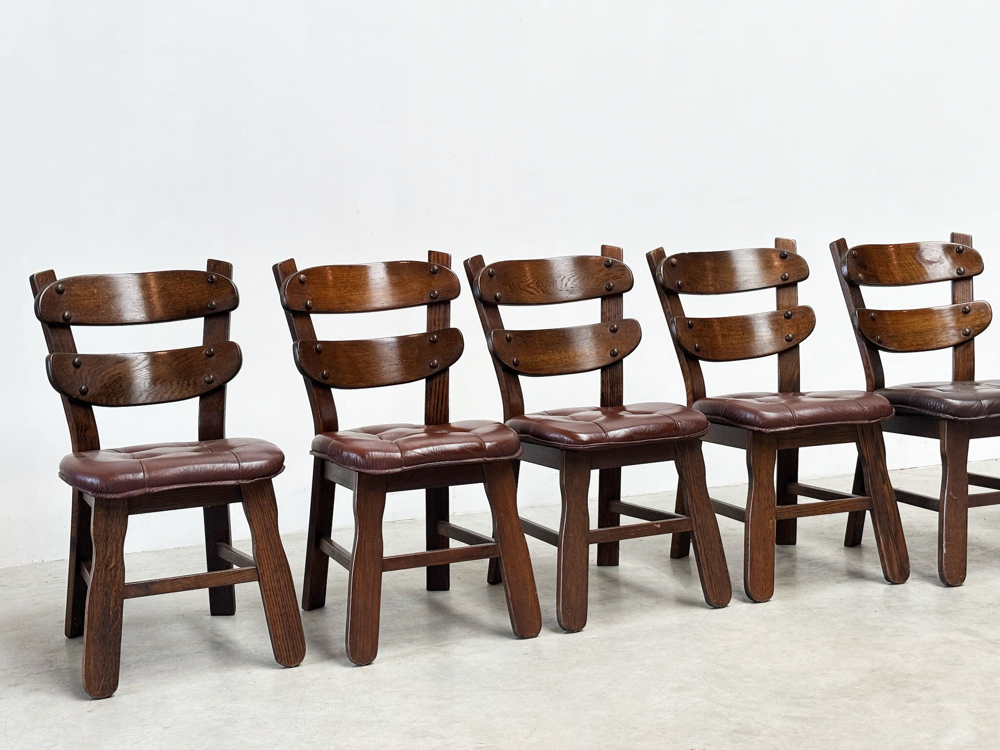 Ensemble de six chaises de salle à manger brutalistes françaises