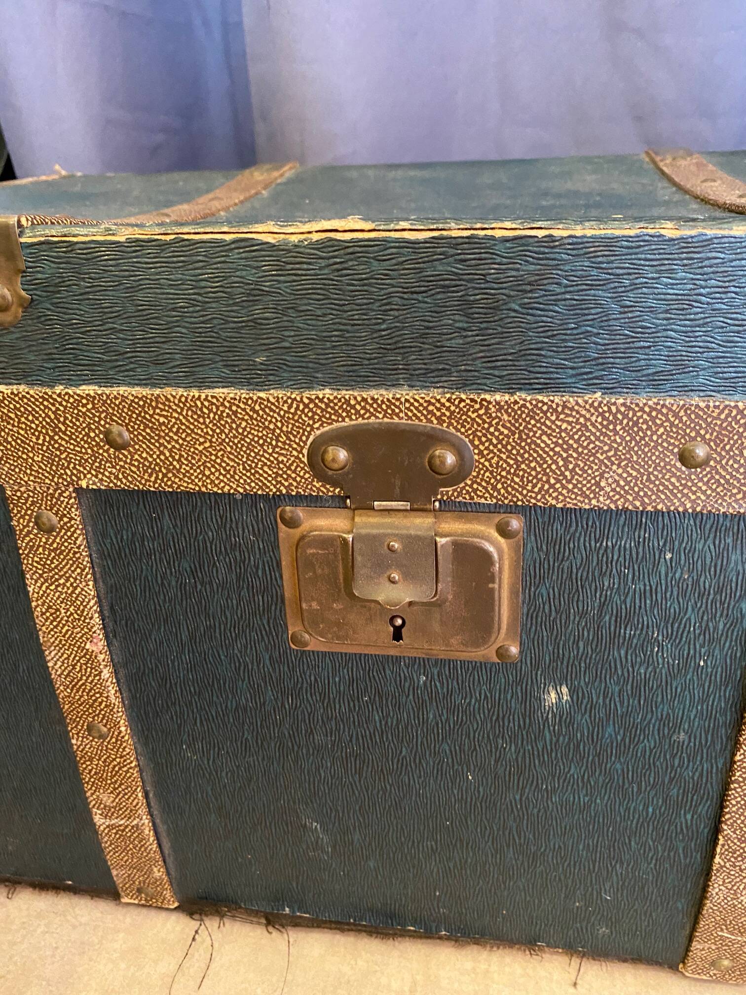 Ancienne malle de voyage pour vêtements coupés début xxème avec tiroirs et anses