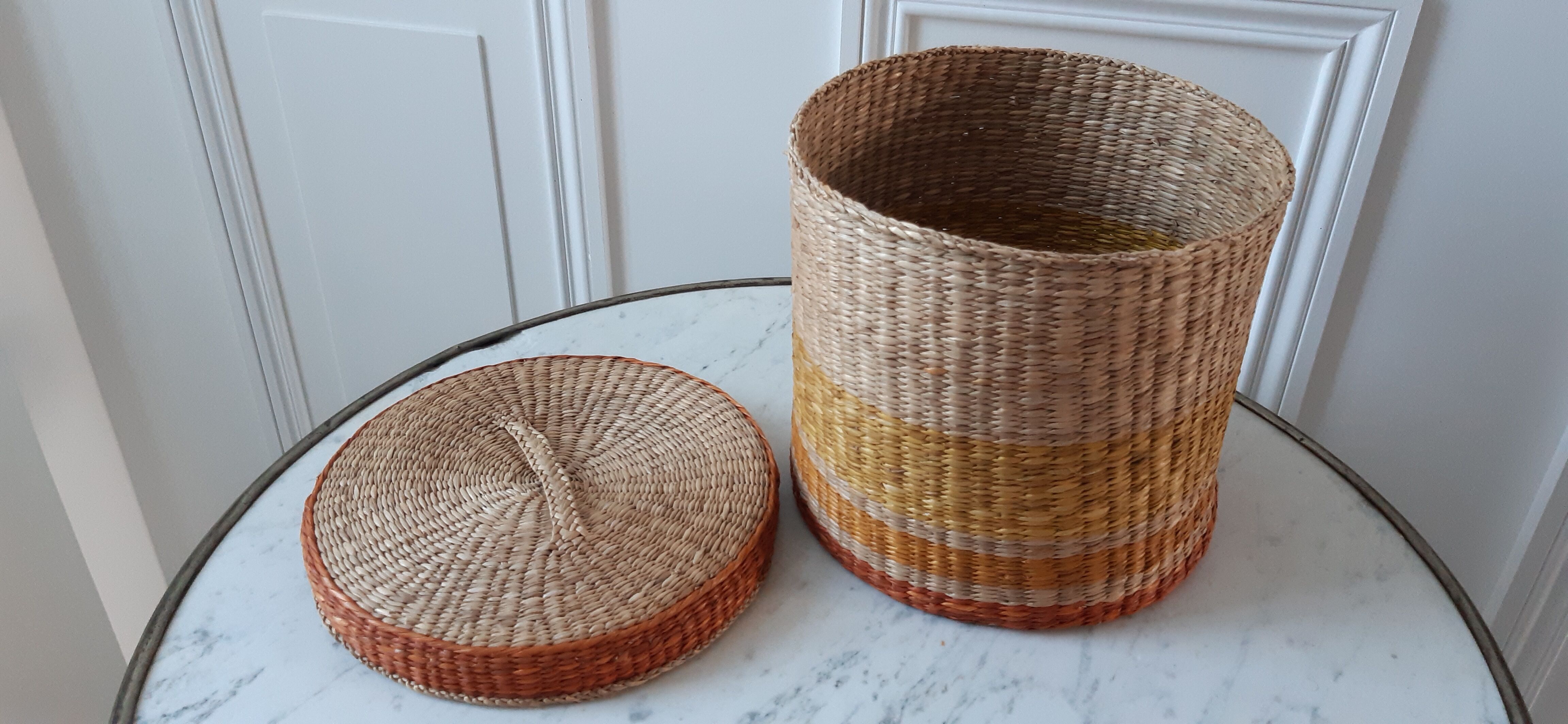 Wicker pan with vintage lid