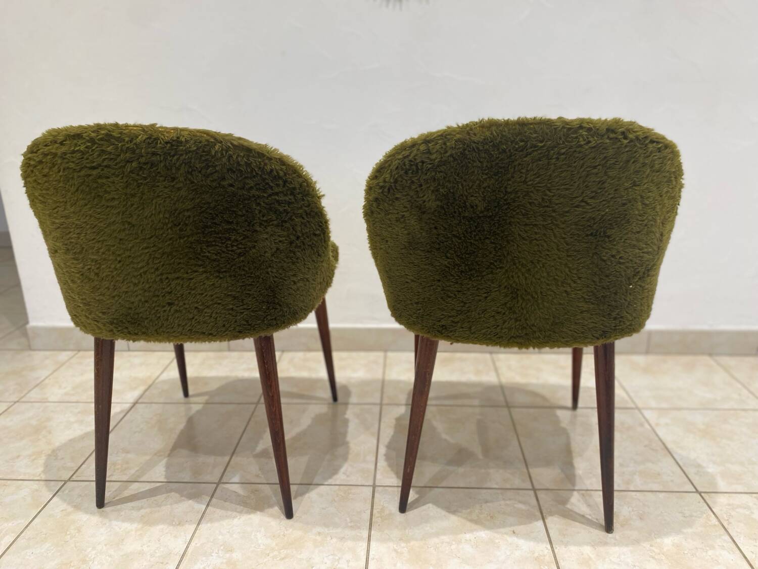 Vintage chairs - Retro chic design - Moss green fur