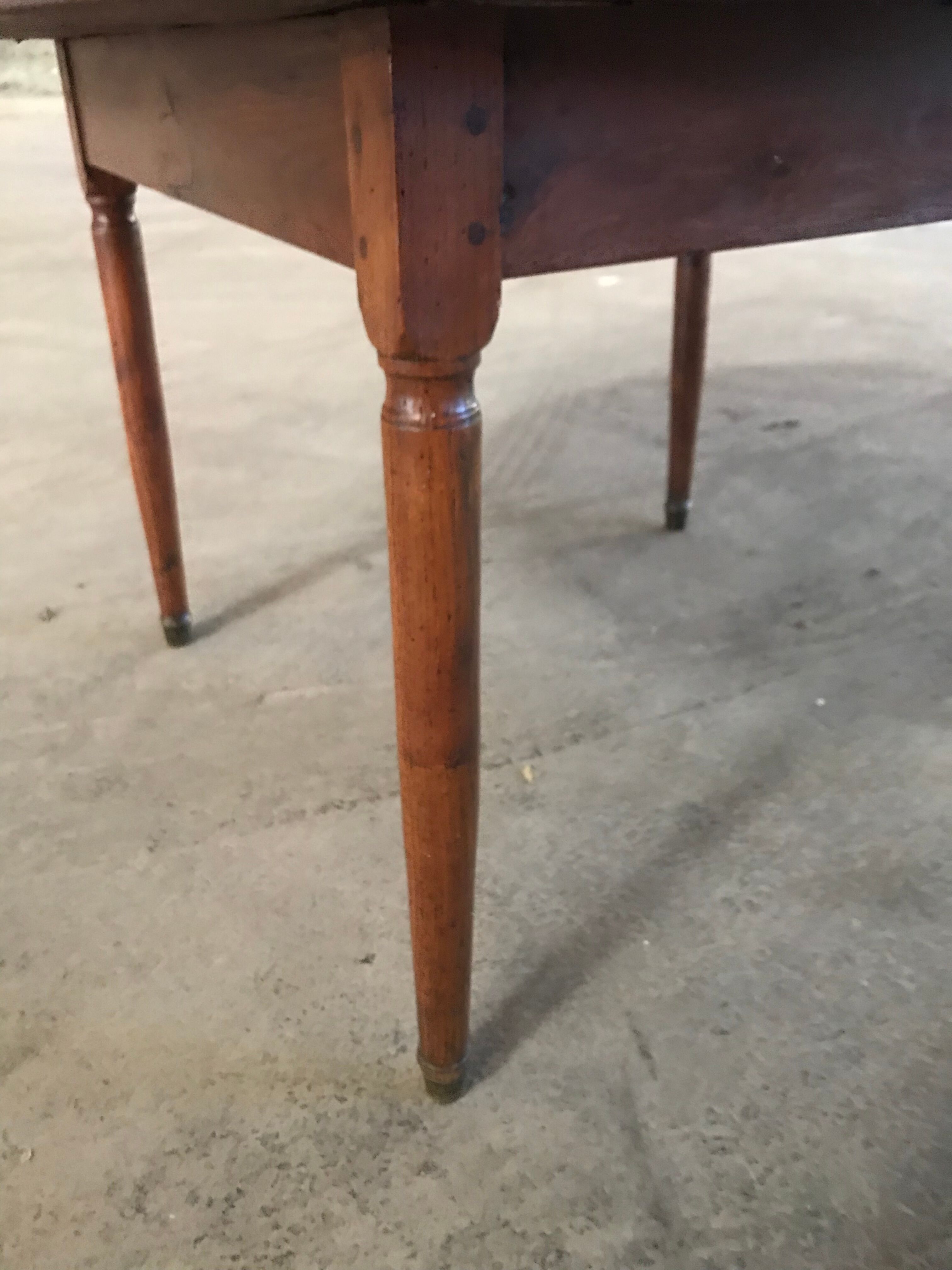Round farm table 1850 and 6 bistro chairs