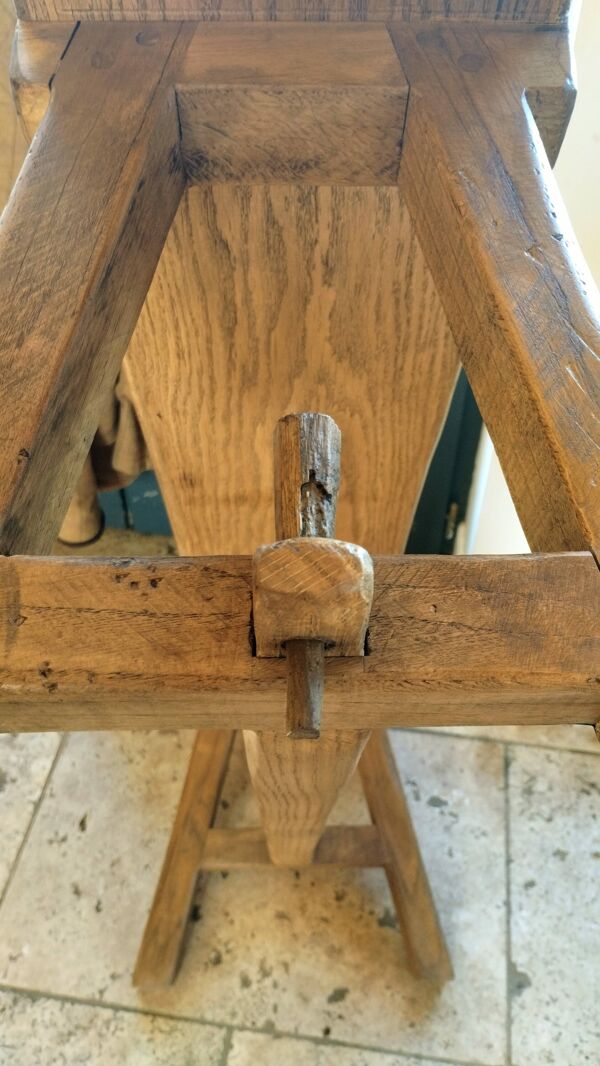 Banc ''A frame'' en chêne massif , patiné.