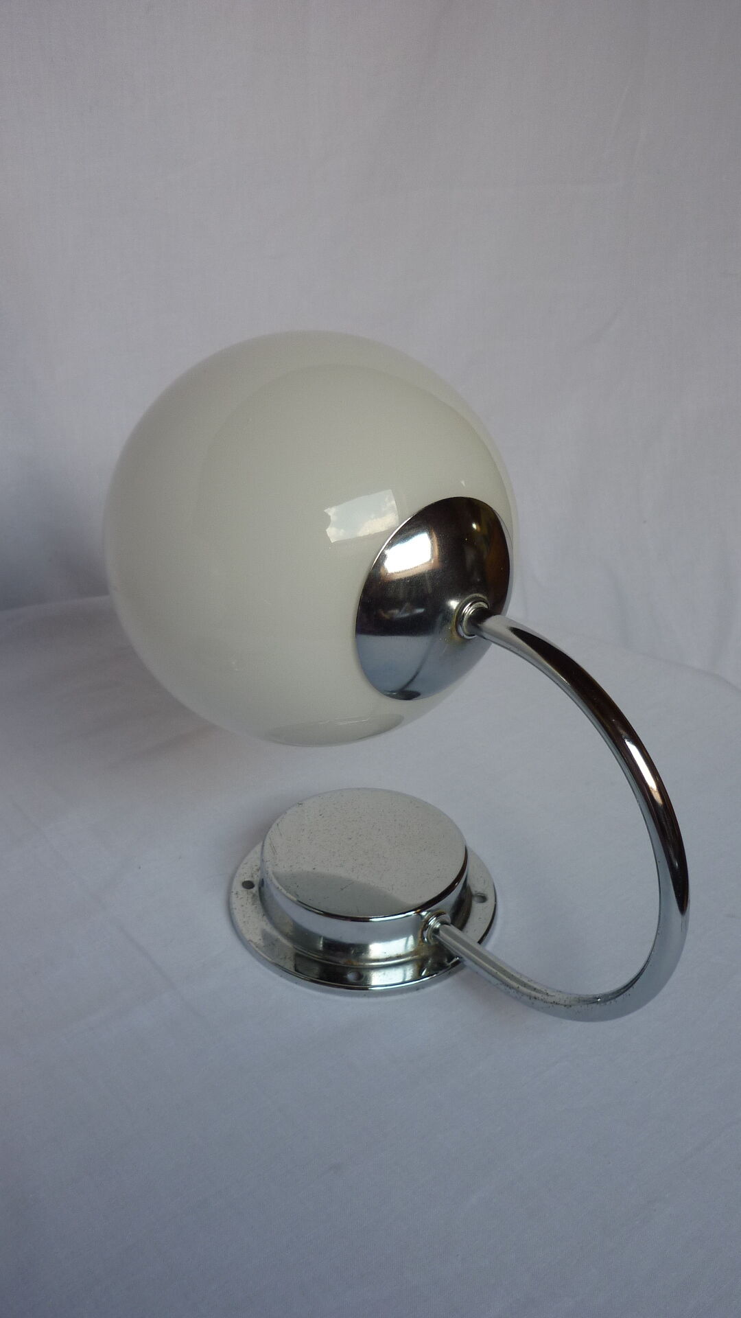 Paire d'appliques boule opaline blanche