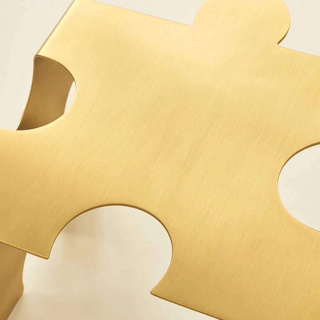 Table basse puzzle en laiton brossé – création sculpturale artisanale de Veliento