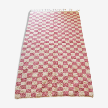 Berber carpet with checkered beni ouarain pink and white wool