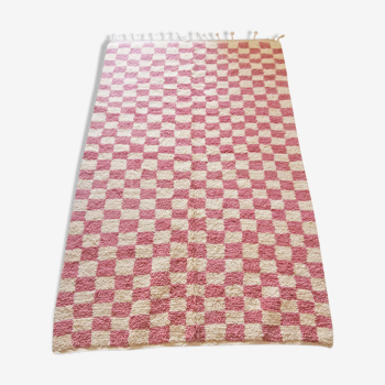 Tapis berbère à damiers béni ouarain rose et blanc en laine