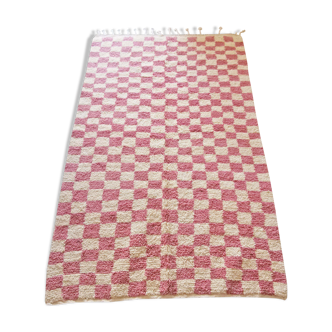 Tapis berbère à damiers béni ouarain rose et blanc en laine