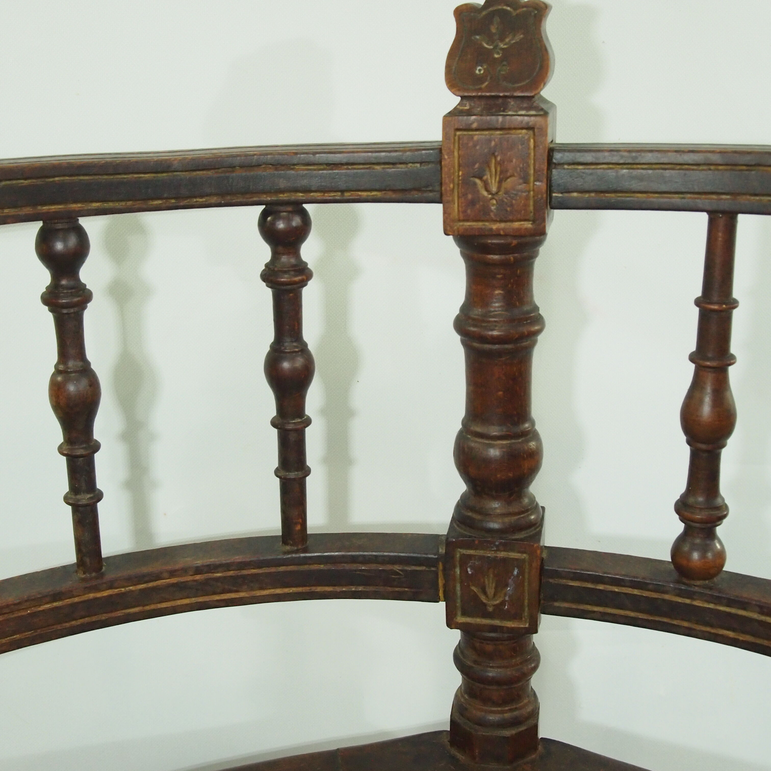 Traditional canning corner chair
