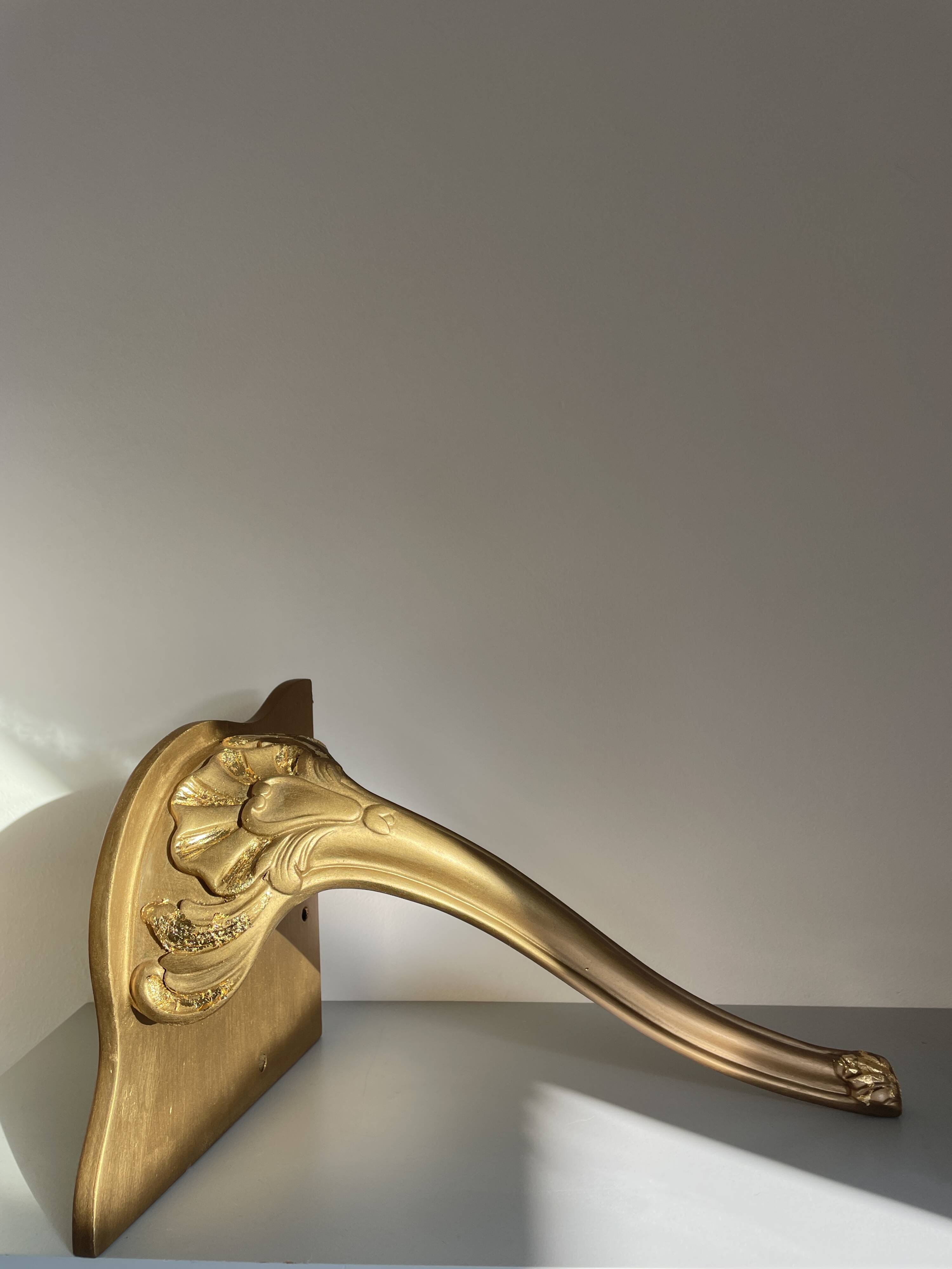 Old gold gilding corner cornice