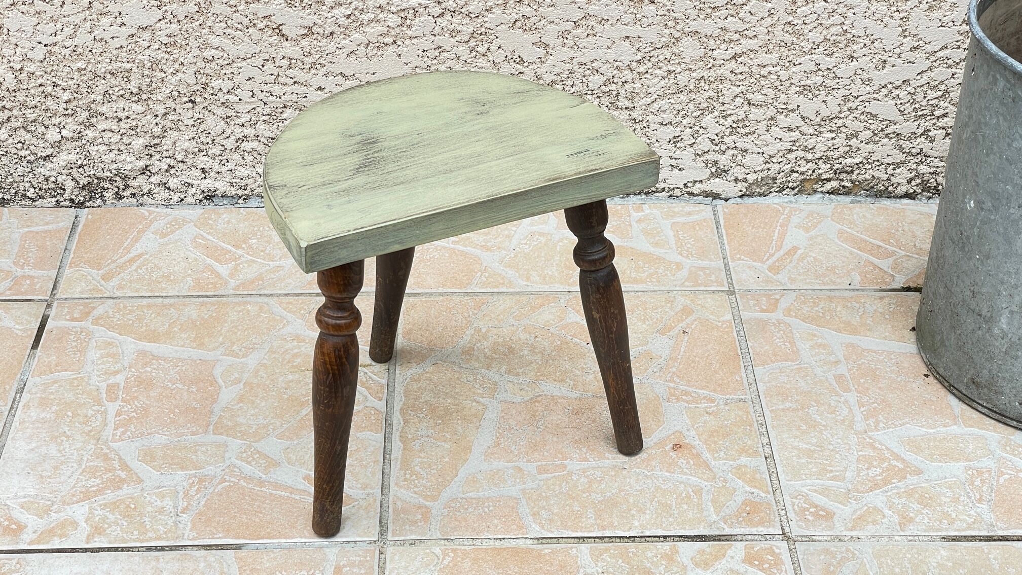 Tabouret en bois tripode vintage