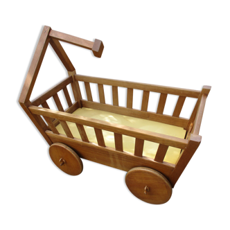 Berceau en bois forme chariot