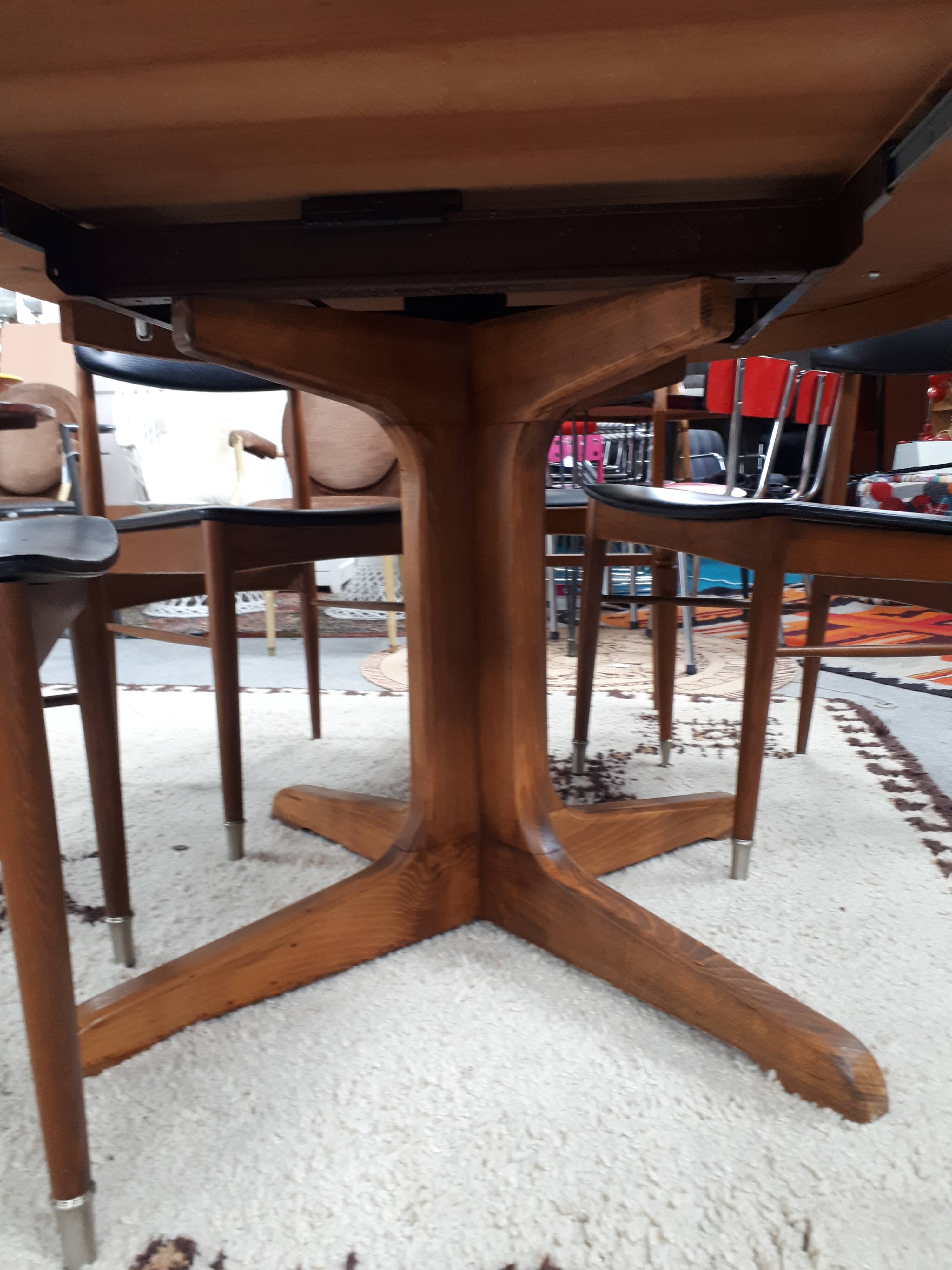 Table ronde par Baumann des années 60