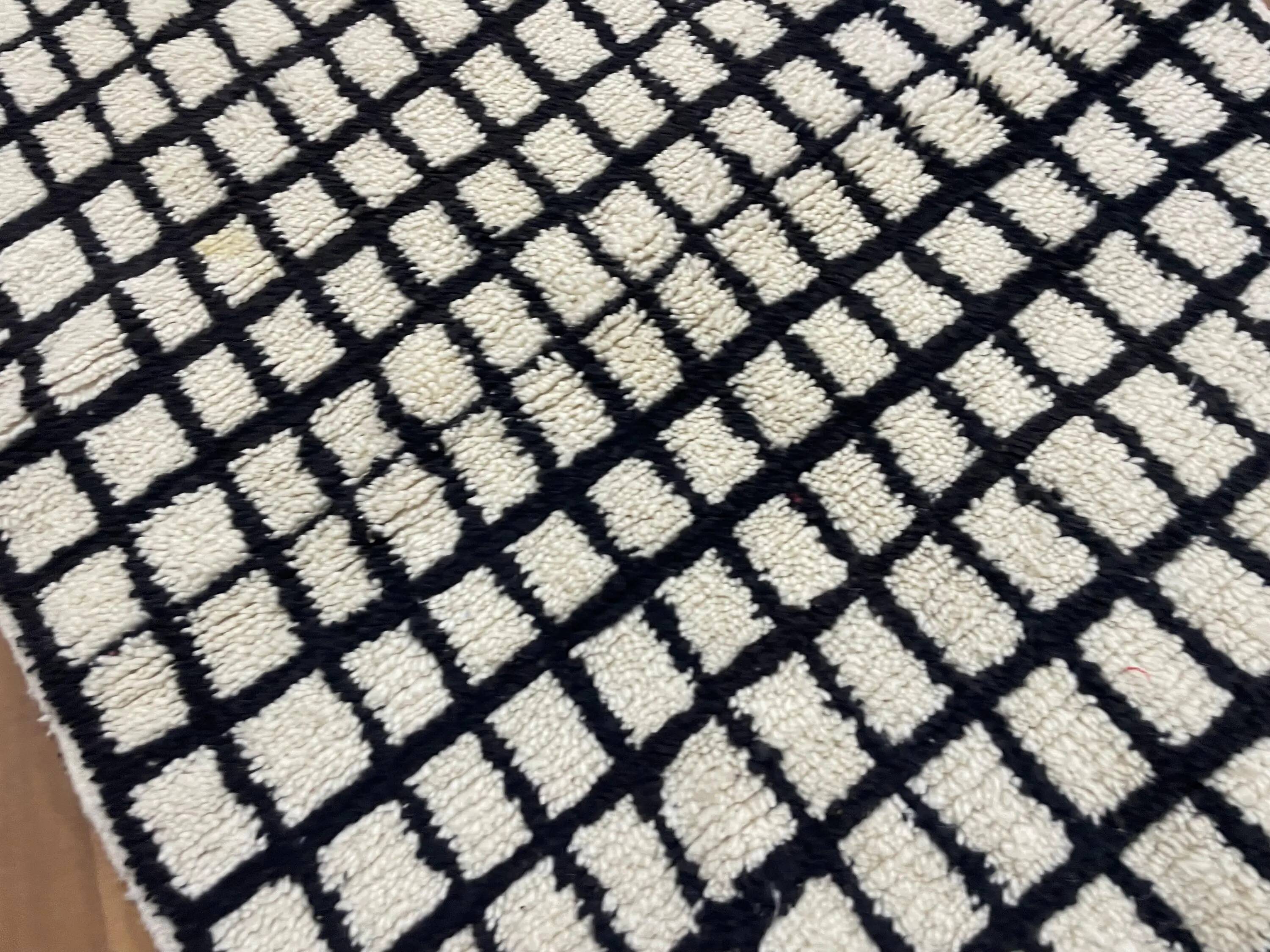 Moroccan rug made of natural wool, handmade, 3x2 m.