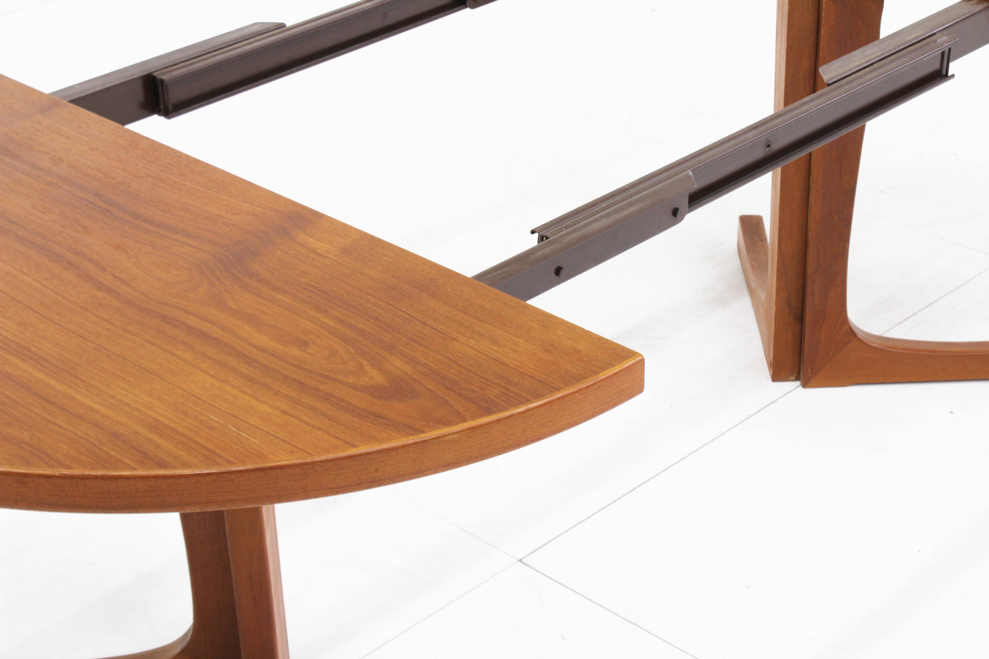 Vintage Danish round extendable dining table from the 1960s, Denmark.