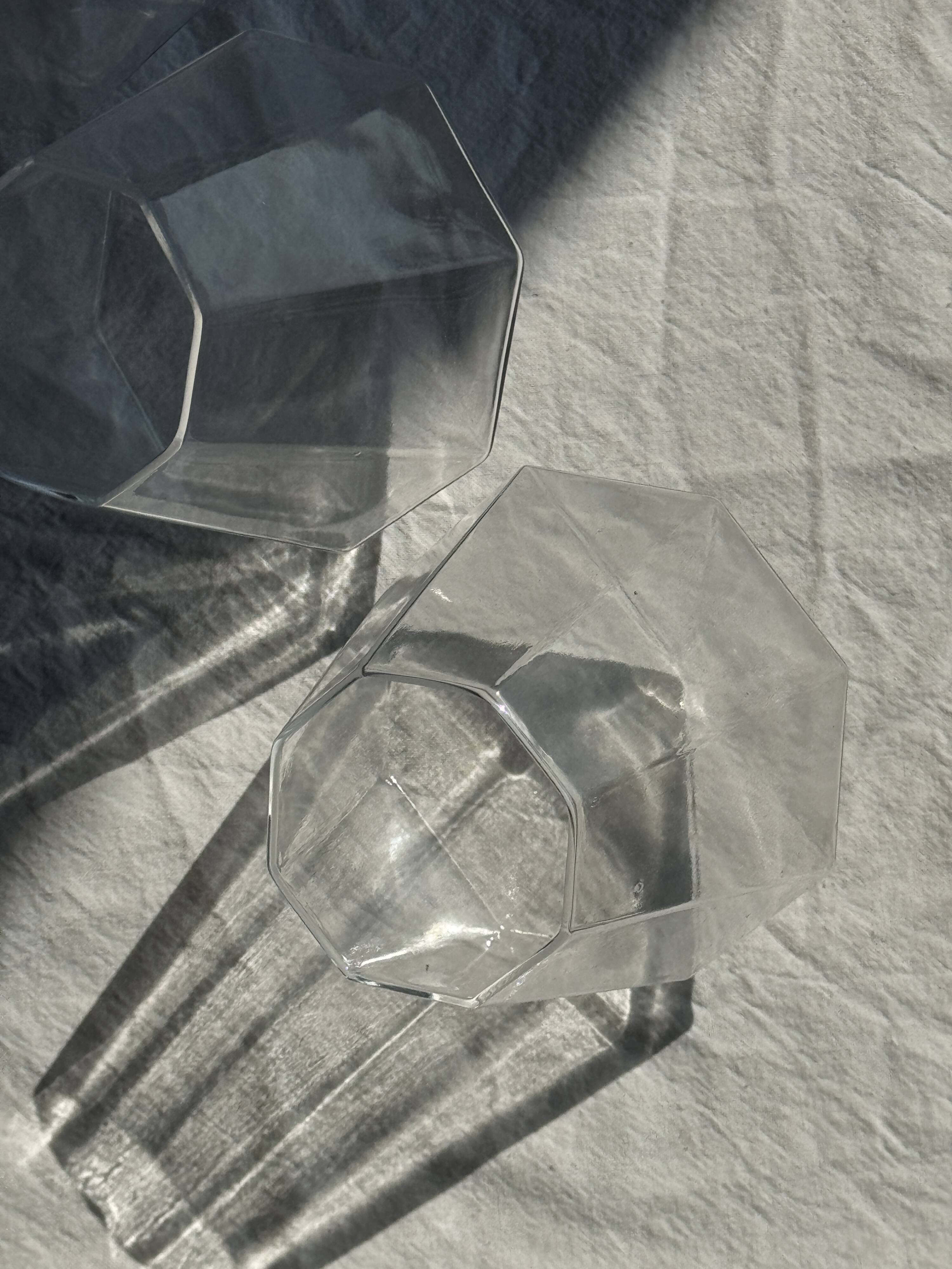 Small geometric carafe with diamond-shaped stopper and its 4 glasses