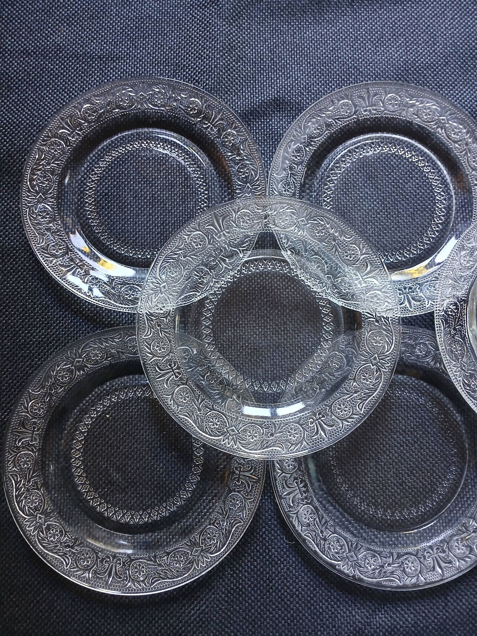 18 assiettes à dessert vintages en verre pressé