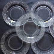 18 assiettes à dessert vintages en verre pressé