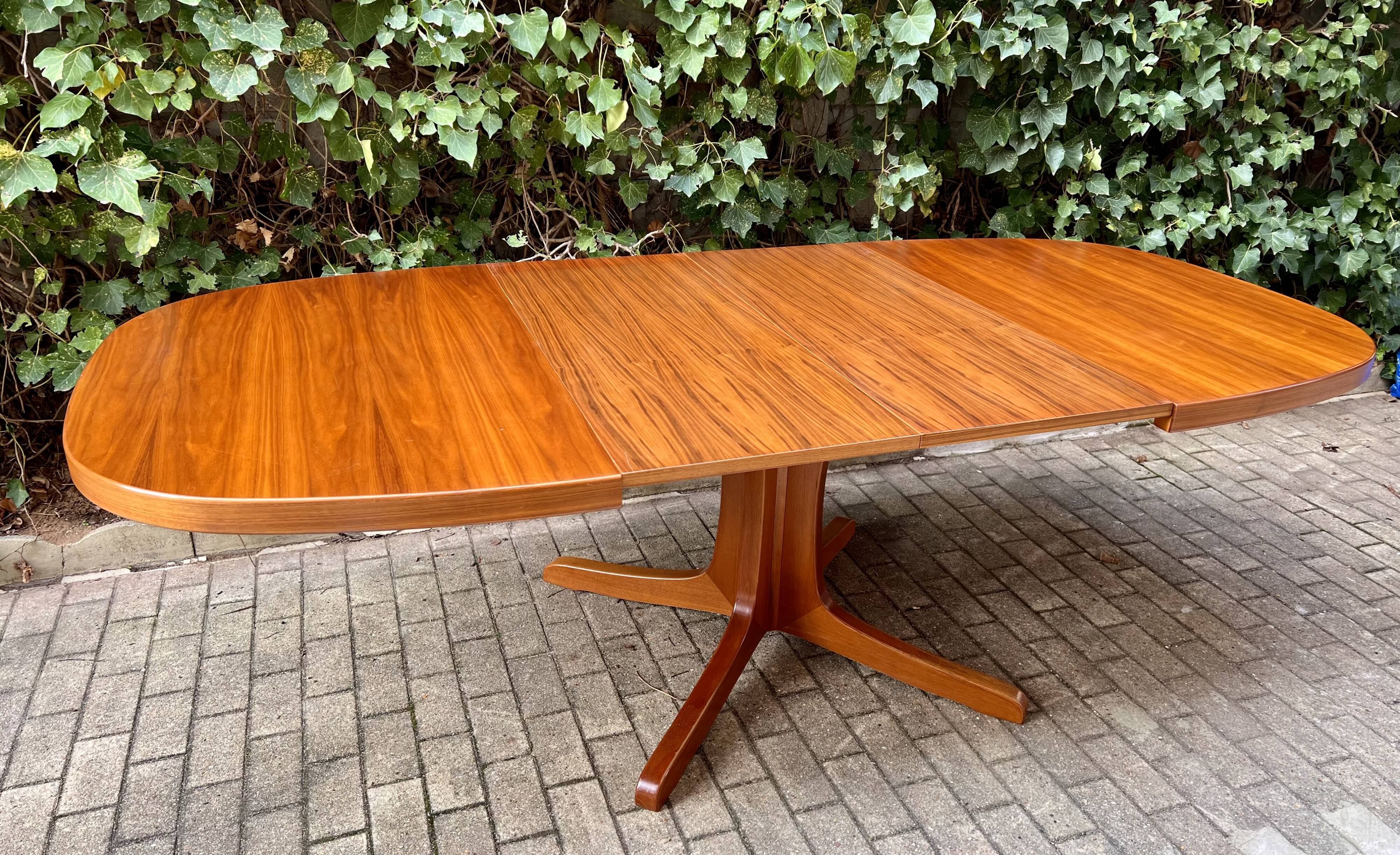 Table en teck extensible à deux rallonges