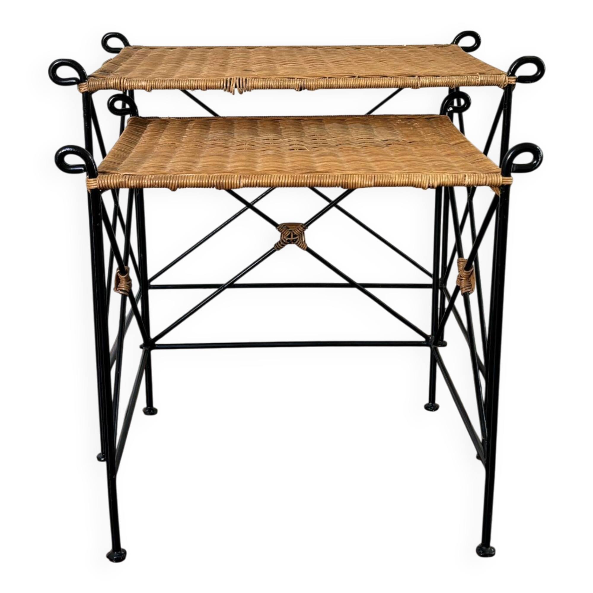 Tables d’appoint en fer forgé et rotin tressé