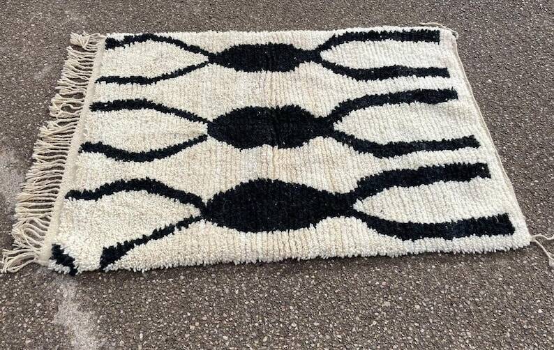 Tapis berbere noir et blanc taille 100 x 200 cm