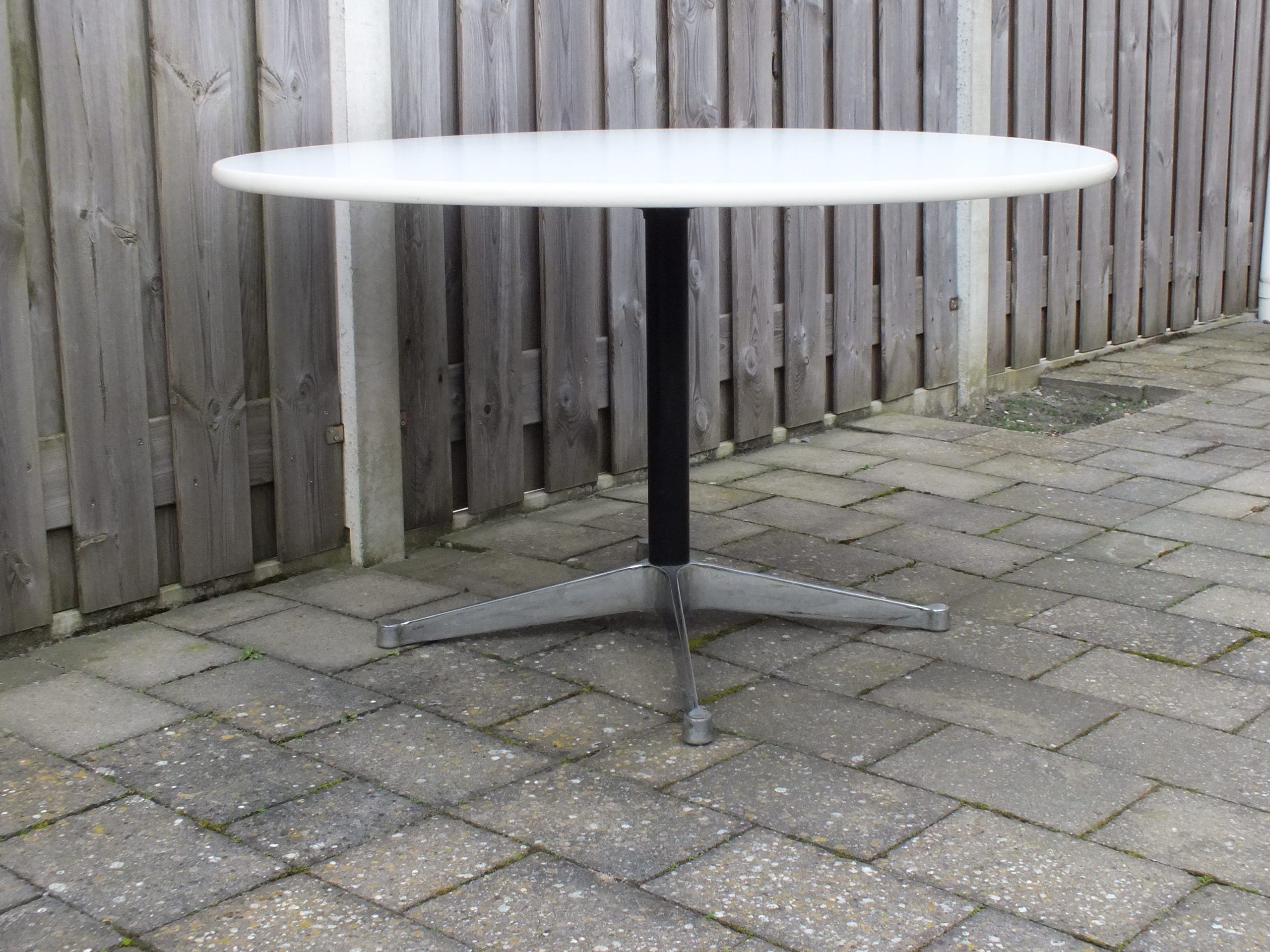 Round dining table by George Nelson for Herman Miller USA 1970s