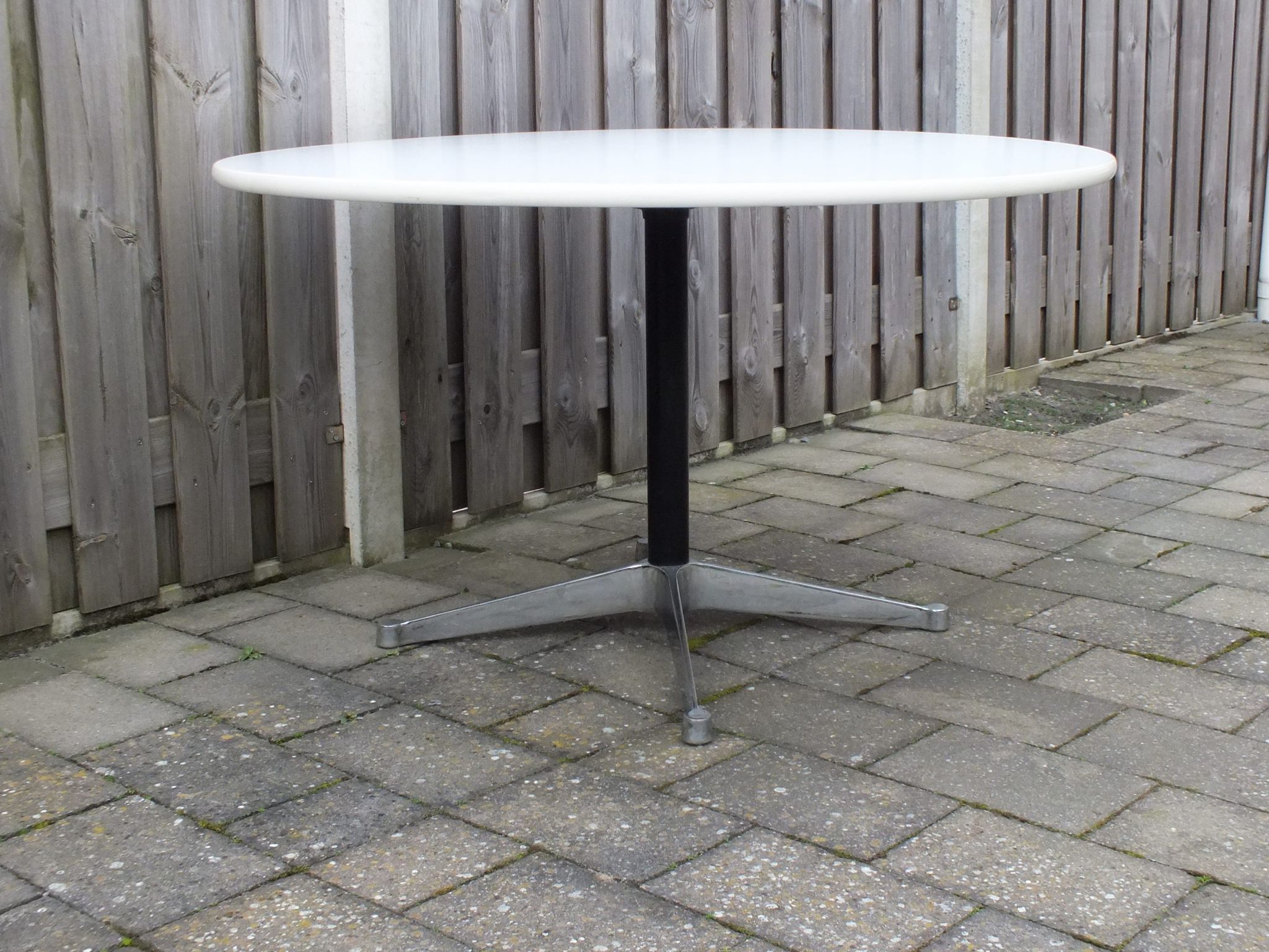 Table ronde par George Nelson pour Herman Miller USA années 1970