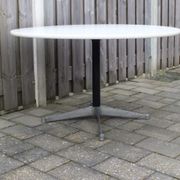 Table ronde par George Nelson pour Herman Miller USA années 1970