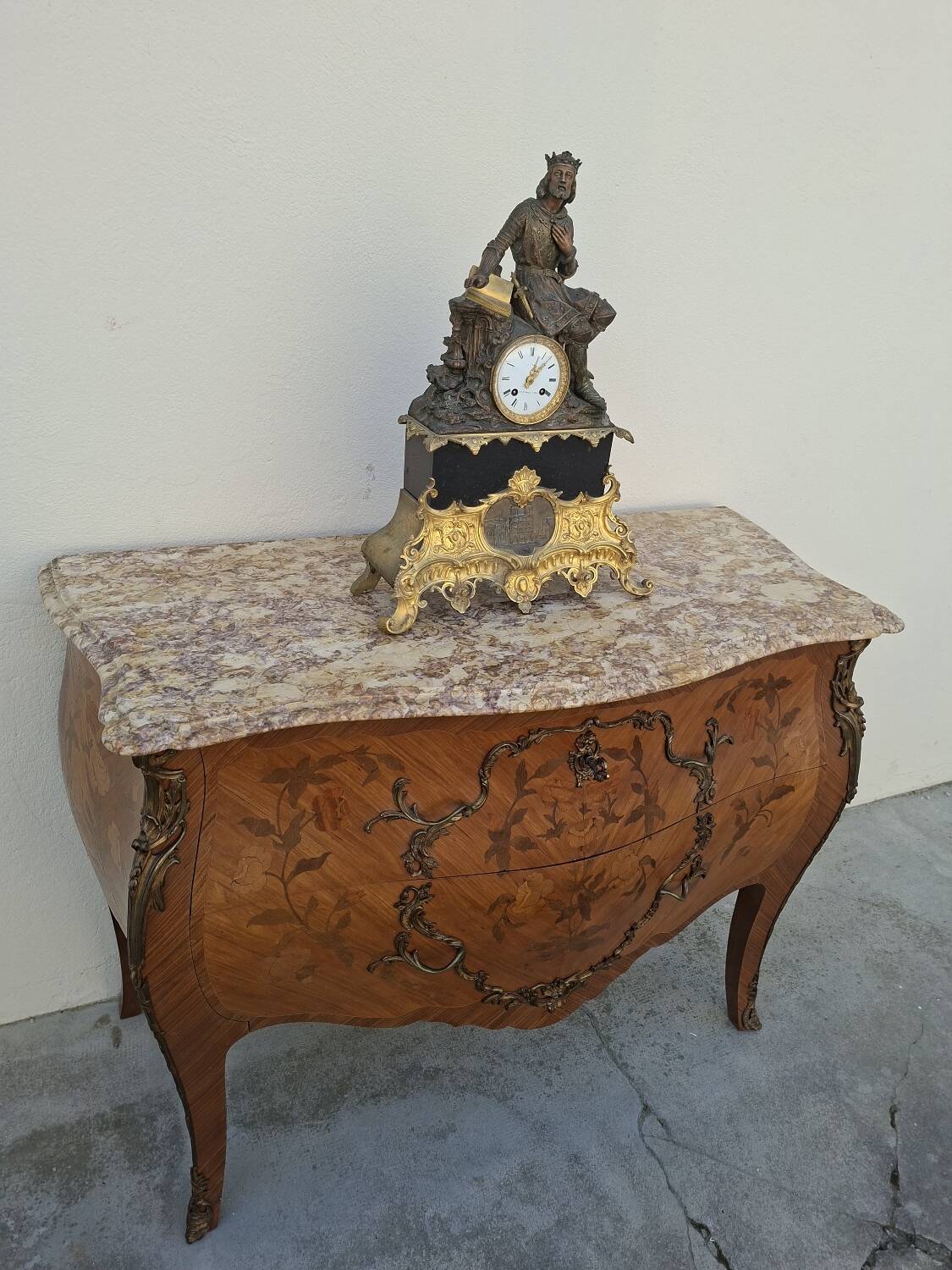 Commode style Louis XV en marqueterie et bois de rose