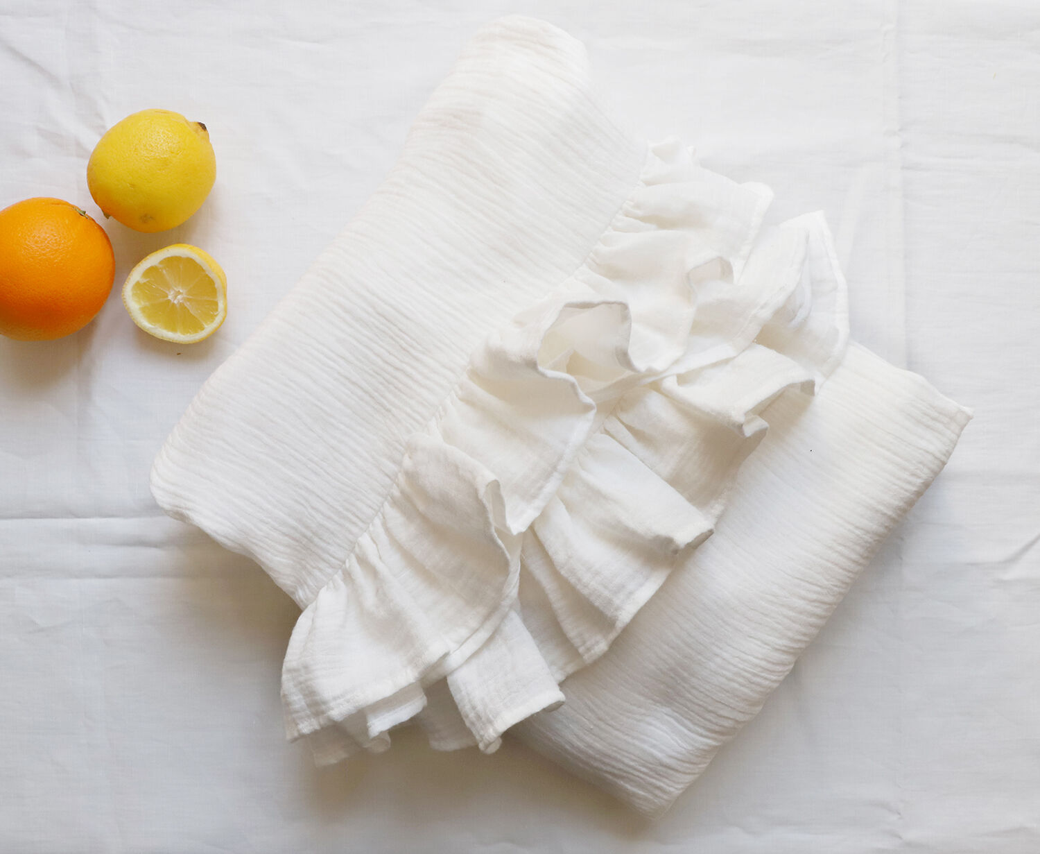Nappe volantée en gaze de coton blanche et serviettes vichy jaune