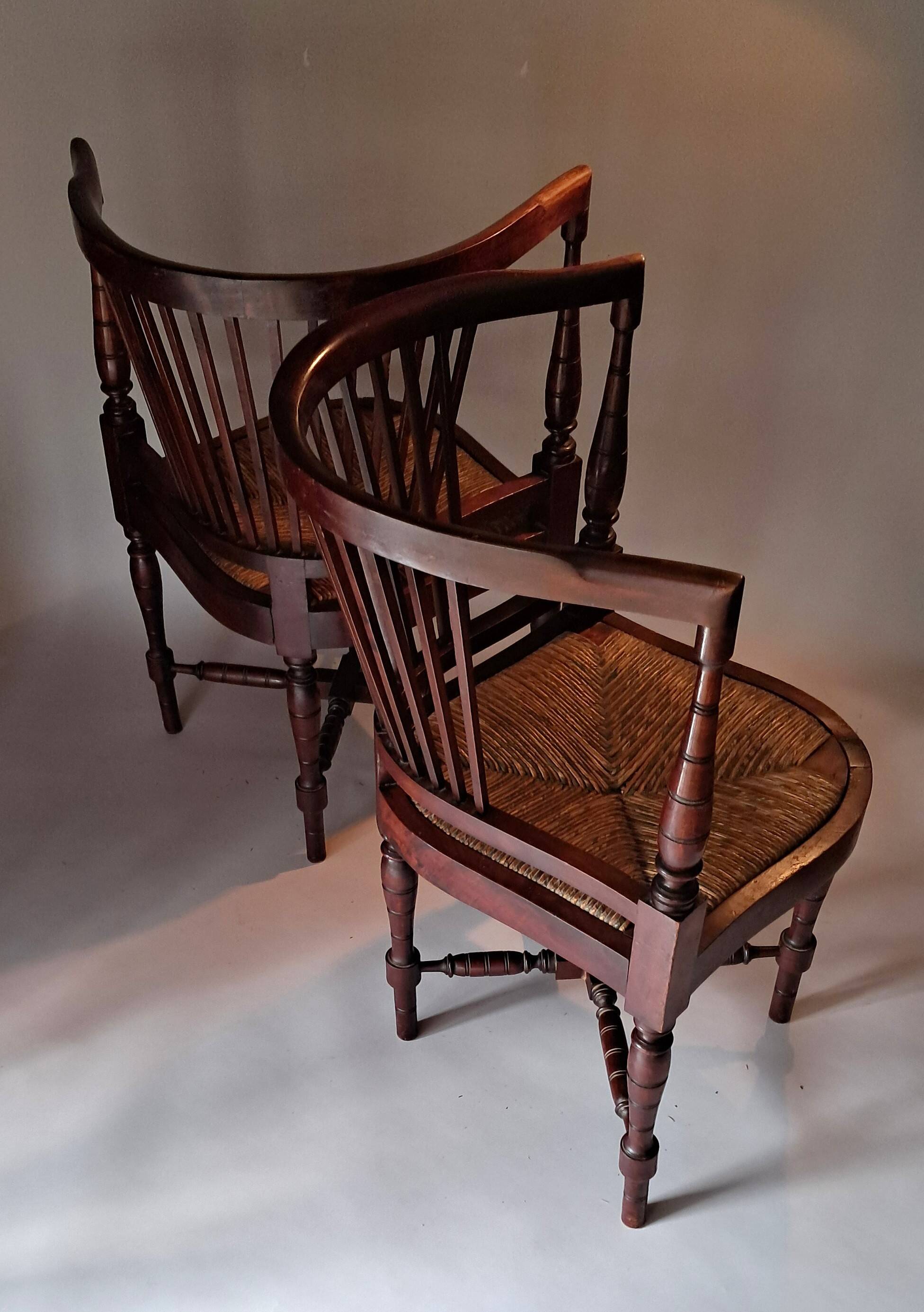 Paire de fauteuils d'angle paillés Jungerstil en acajou 1900.