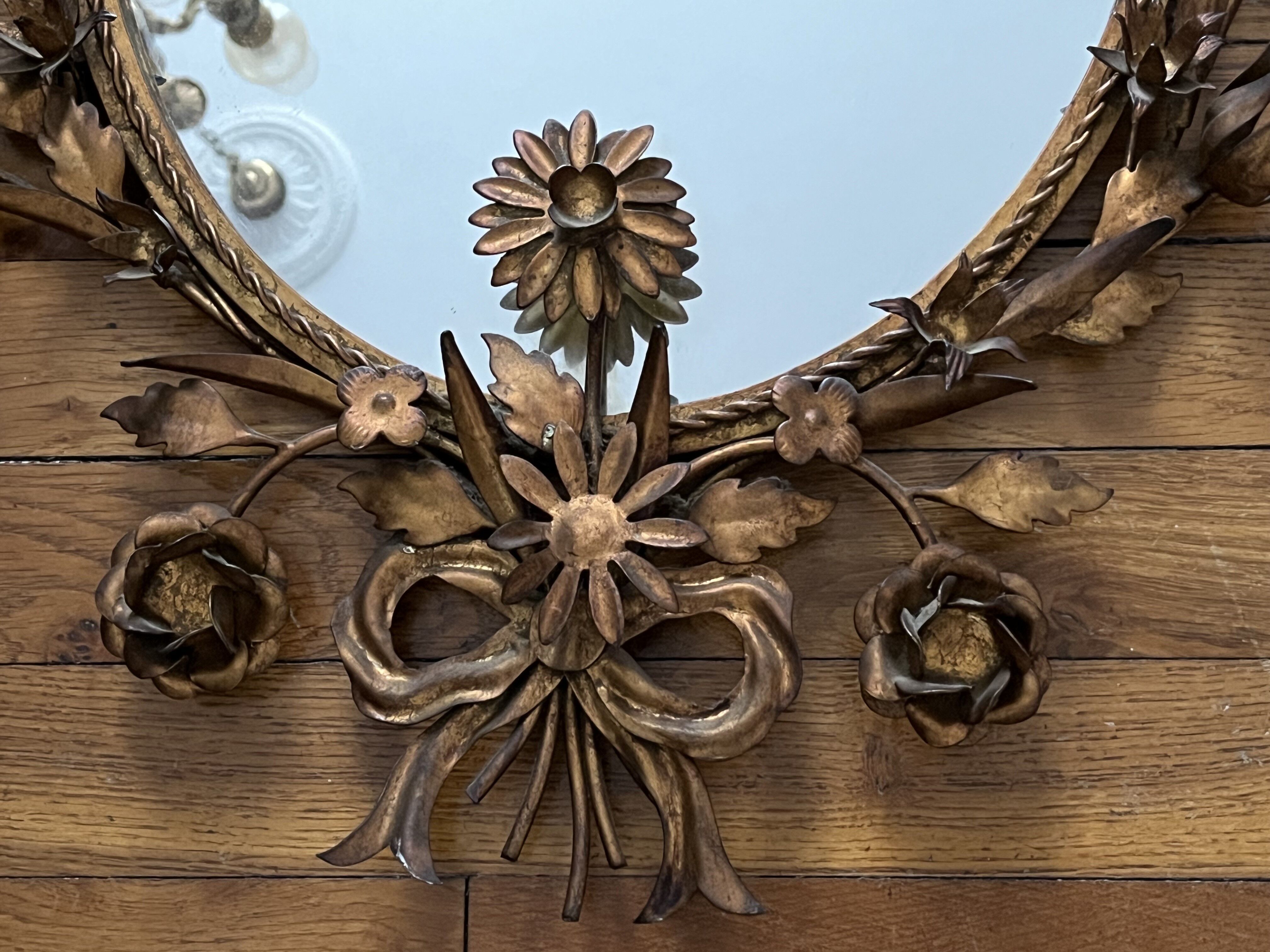 Miroir ovale en métal doré