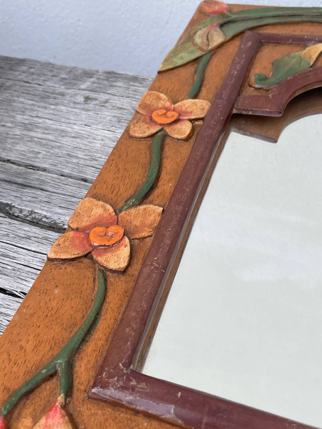 Miroir en bois, sculpté à décor de fleurs