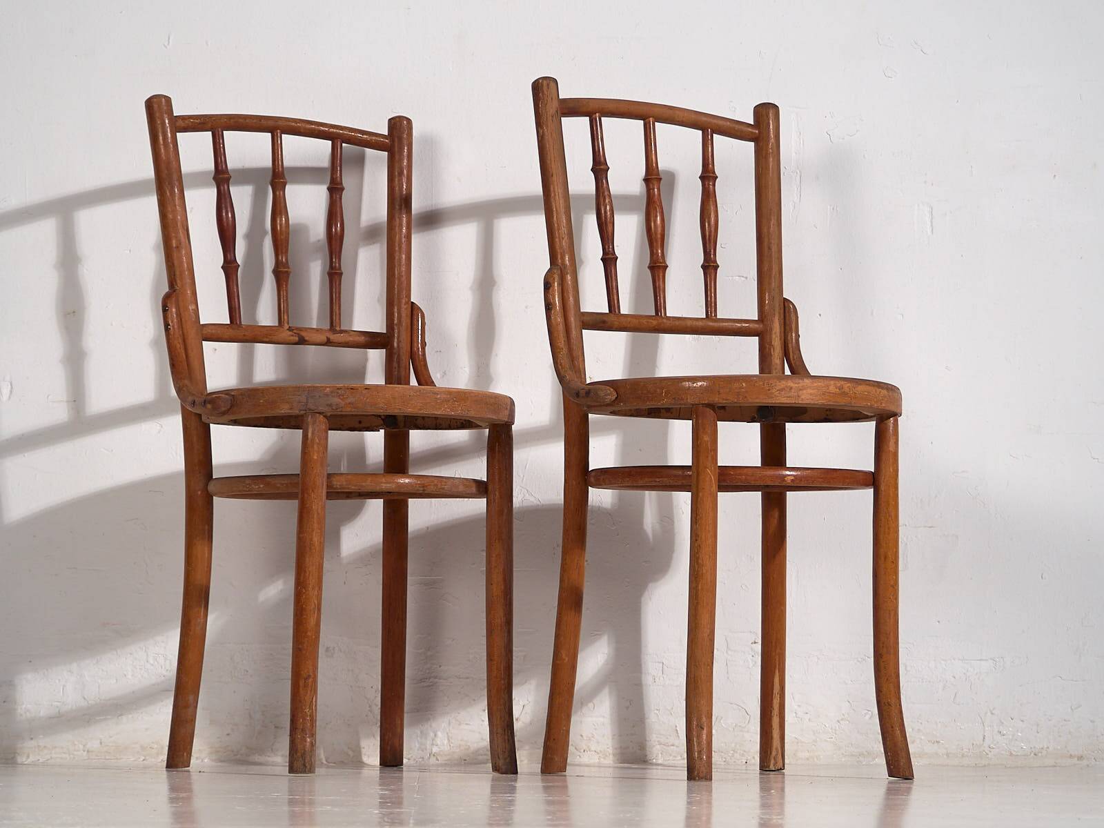 Anciennes chaises Thonet avec assise gravée (c.1920). Ensemble de 2 pièces
